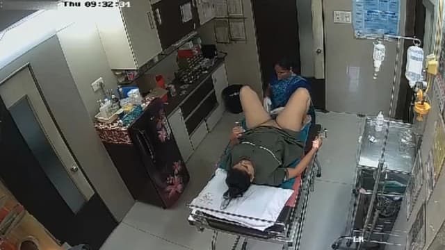 Desi Bhabhi In Clinic House-Keeper Shaving Her Pussy – hindixxx video