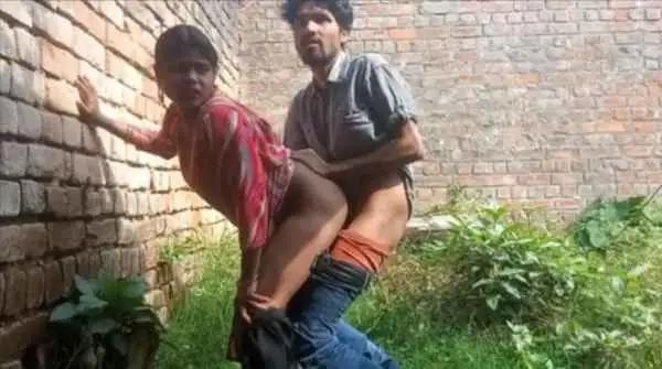 Village Bhabhi Jungle Me Piche Ghar Chudai